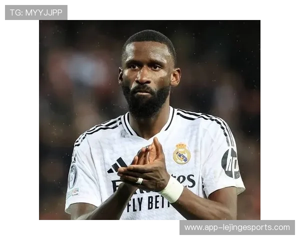 足球球星因不满判罚愤怒砸椅子事件真相曝光背后原因令人震惊